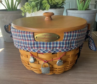 Longaberger 2002 Woven Memories Basket, 3 Family Signatures. - Image 1 of 4