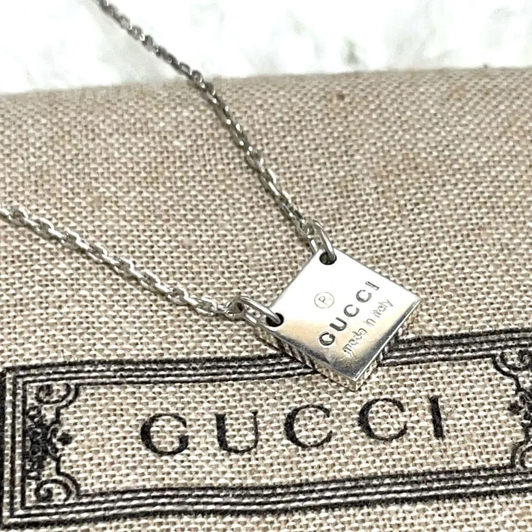 Collana con placca quadrata logo Gucci in argento 925 con scatola e sacchetto antipolvere
