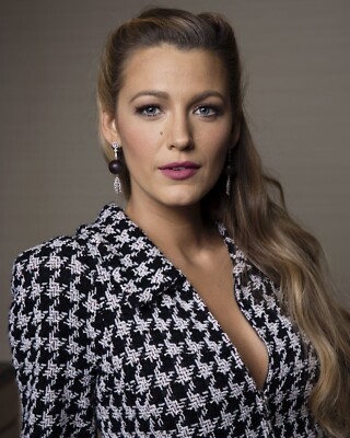 SEXY BLAKE LIVELY 8x10 PHOTO *