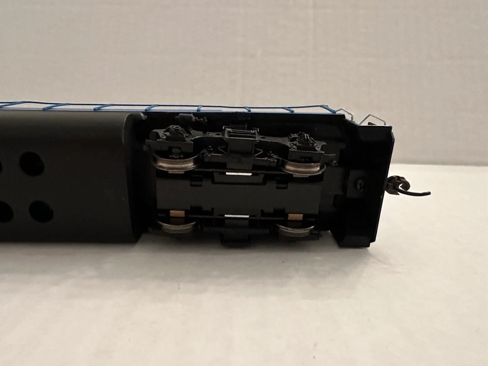 Athearn Roundhouse HO RND17792 Conrail GP40-2 #3303 Diesel Switcher Loco - Image 4 of 4