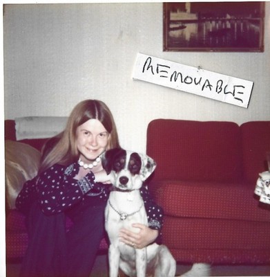Vintage Farbfoto hübsche Dame lange Haare Halskette süß Hund Zuhause Leben 1975