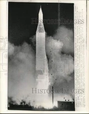 1960 Press Photo Juno II rocket takes off with "spinning top" satellite, Florida