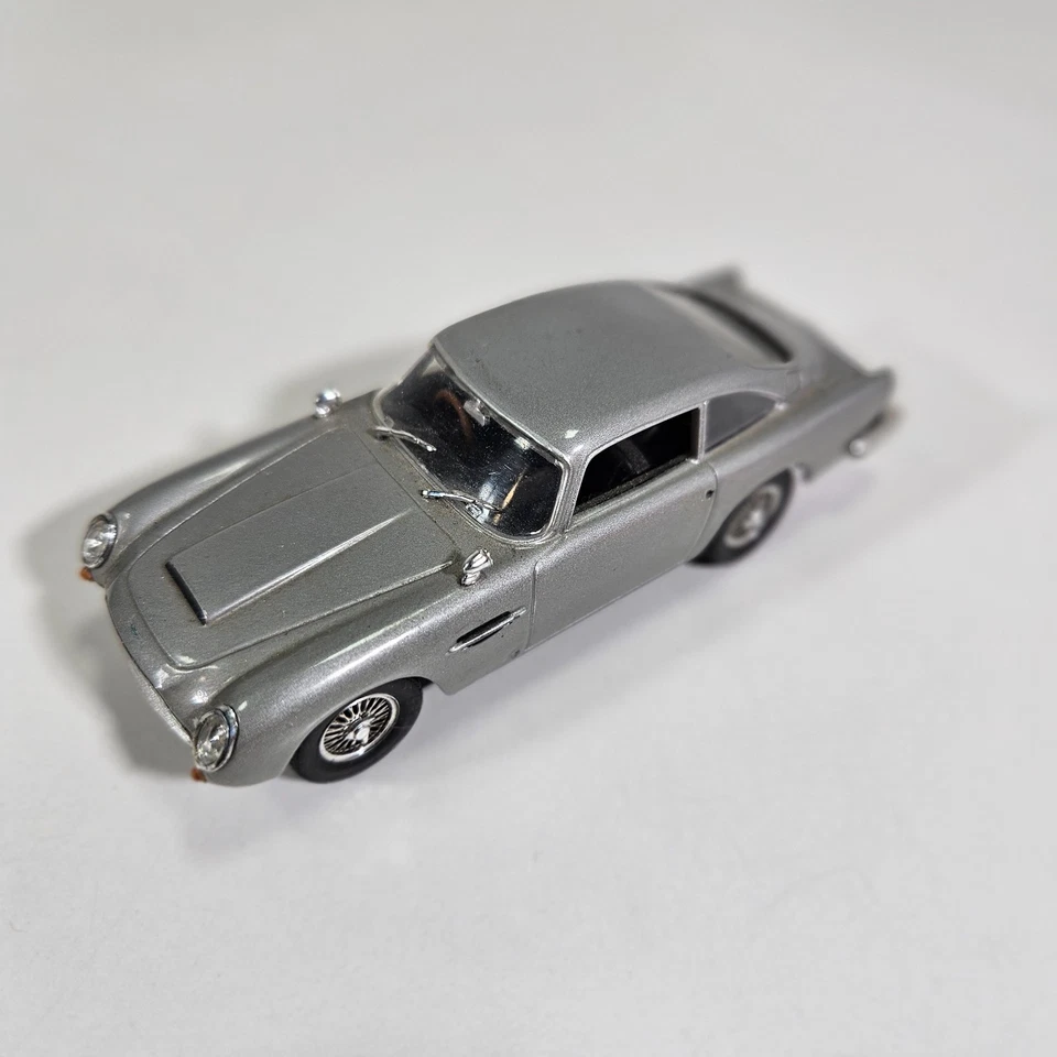 James Bond 007 Aston Martin DB5 Silver Birch 1963 escala 1:43 Norev 270523 diecast Foto 2 de 4