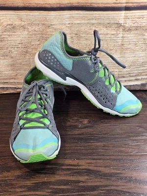 Mantis Under Armour Micro G para mujer talla 9 gris/azul/verde (1236757-441) usada - Imagen 1 de 4