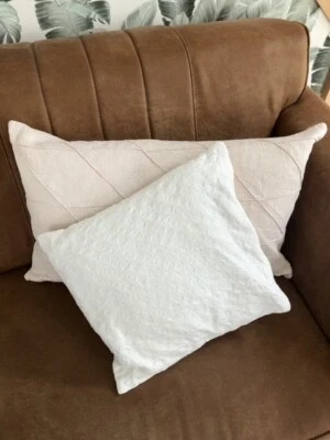Lot de deux coussins déhoussables tons claires Maisons du monde et IKEA - Photo 1/4