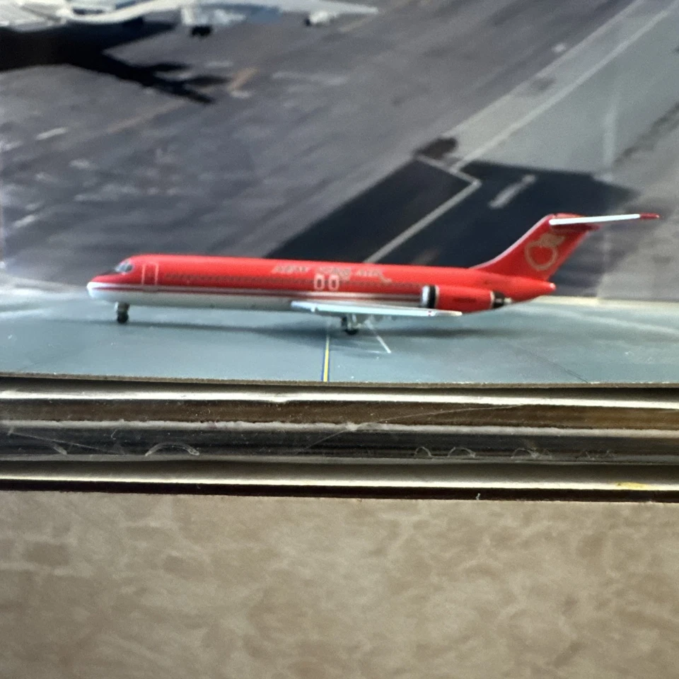 Avión comercial Phoenix Models escala 1:400 modelo diecast NY Air DC-9 N556NY Foto 3 de 4