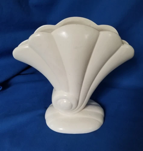 Red Wing  Art Pottery Fan Shell  Vase  #899 Ivory 7 1/2" Tall