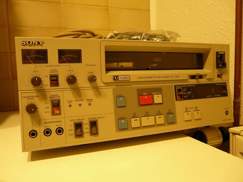 Sony Videorekorder U-matic (Lowband) VO-7630 - Bild 2 von 4