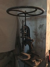 antico trapano a colonna a manovella e volano