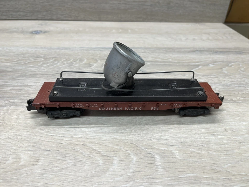 AMERICAN FLYER S scale - 934 C.&N. W.R.Y. 42597 FLAT CAR w/ SPOTLIGHT METAL - Image 4 of 4