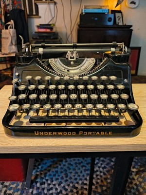 Antique 1936 UNDERWOOD Portable 4 Bank Typewriter Model E924075 w Wooden Case