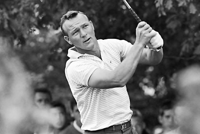  ARNOLD PALMER GOLFING GREAT IN THIS GREAT 8X10 PHOTO CLASSIC 
