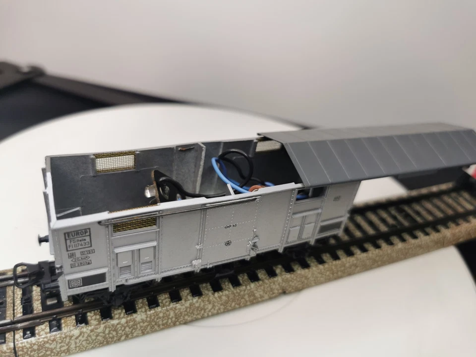 Märklin Marklin  AC carro FS 4550 – Carro chiuso FS argento, con kit luce coda - Immagine 2 di 4