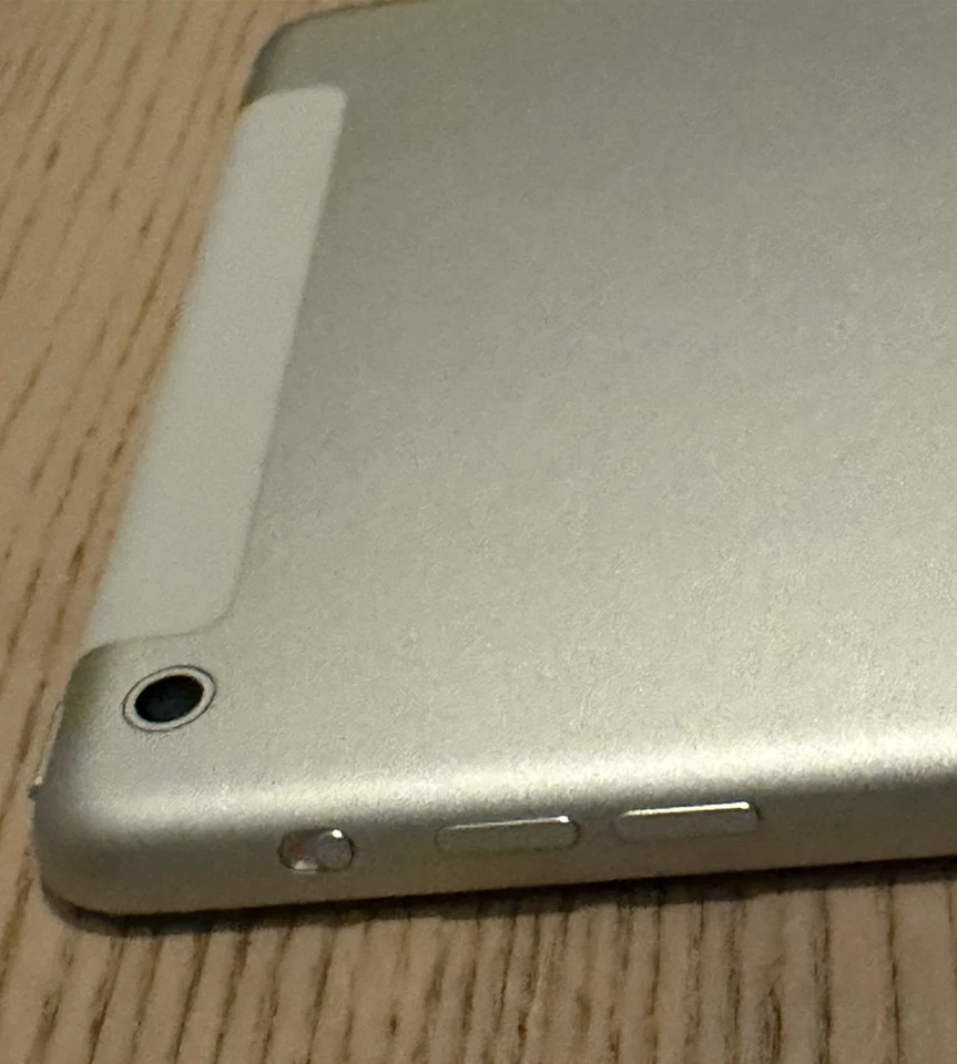 Apple iPad Mini 1st Generation WiFi And GSM White And Silver - Image 4 of 4