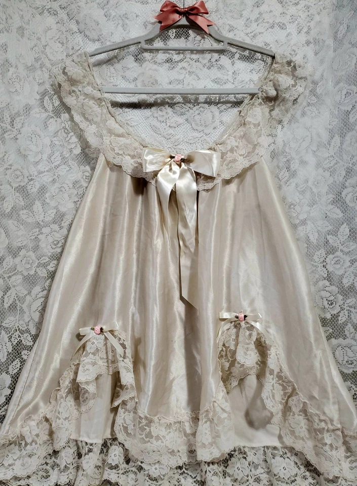 VTG NiCOLE CREAMY iVORY SiLKY SATiN BABYDOLL W/FRiLLY RUFFLED LACE BOWS & ROSES - Image 4 of 4