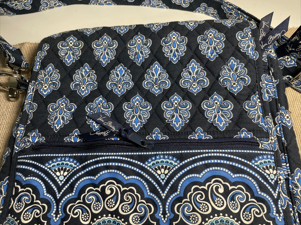 退役 Vera Bradley 斜挎包旅行实验室上衣包 12 英寸 x 11 英寸 x 3 英寸海军蓝白色 — 第 3/4 张图片