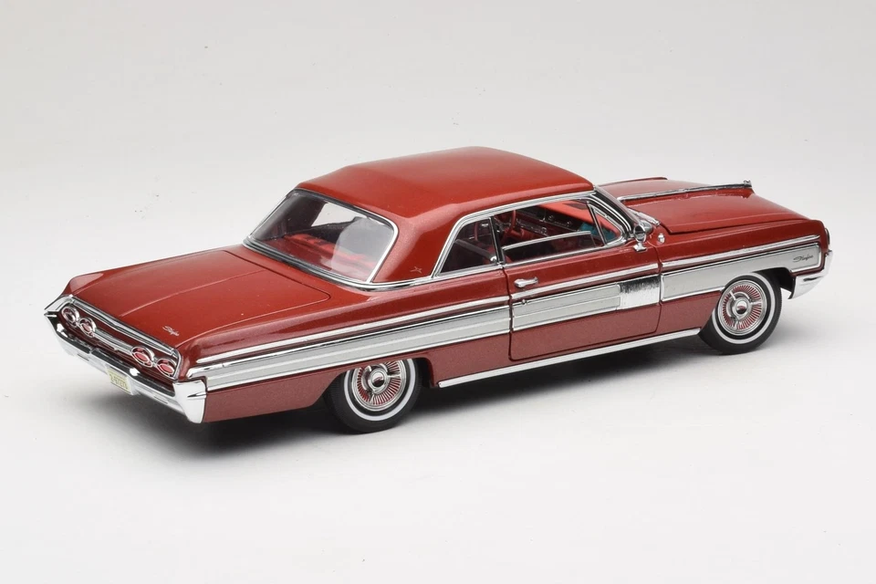 20208 Oldsmobile Starfire Coupe Red Road Signature 1:18 - Immagine 3 di 4
