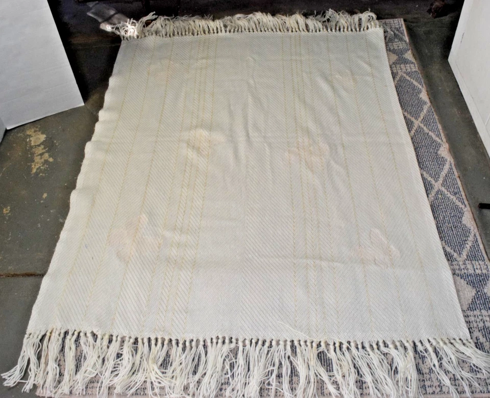 Cobertor vintage anos 70 marfim acrílico malha borboleta apliques franja 54X46 polegadas - Imagem 2 de 4