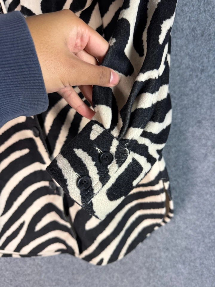 Chaqueta H&M Mujer Talla XS Negra Estampado Animal Polar Manga Larga Bolsillo Abotonado Foto 4 de 4