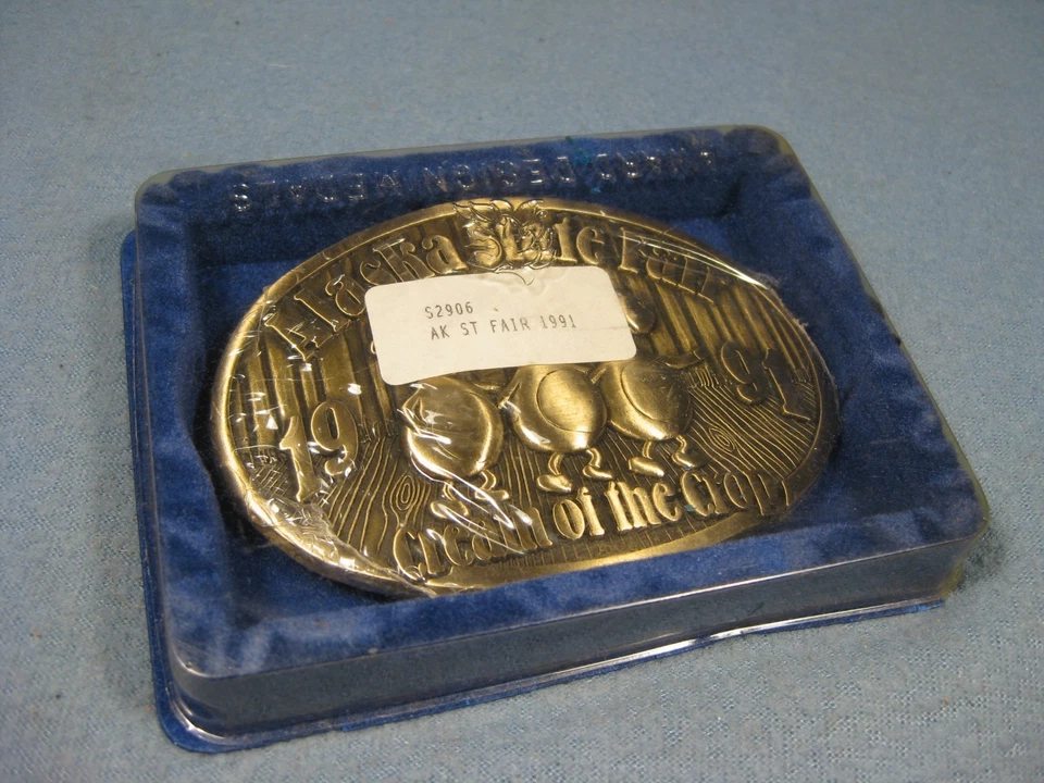 Bonito nuevo en caja. Hebilla de cinturón de latón 1991 Alaska State Fair crema de la cosecha Foto 4 de 4