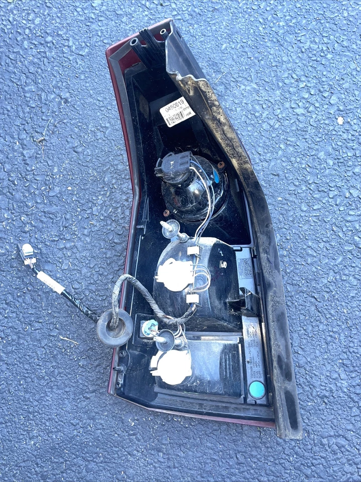 03 04 05 06 07 Cadillac CTS Passenger Side Tail Light Lamp OEM - Image 2 of 2