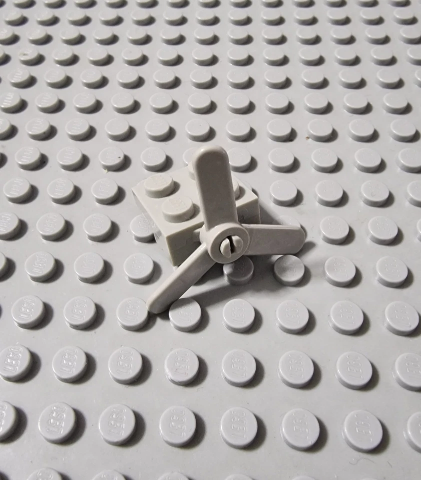 Lego Propeller Rotor mit Halter 1 Stück Flugzeug alt hellgrau 4488 2421 A013 - Bild 1 von 1