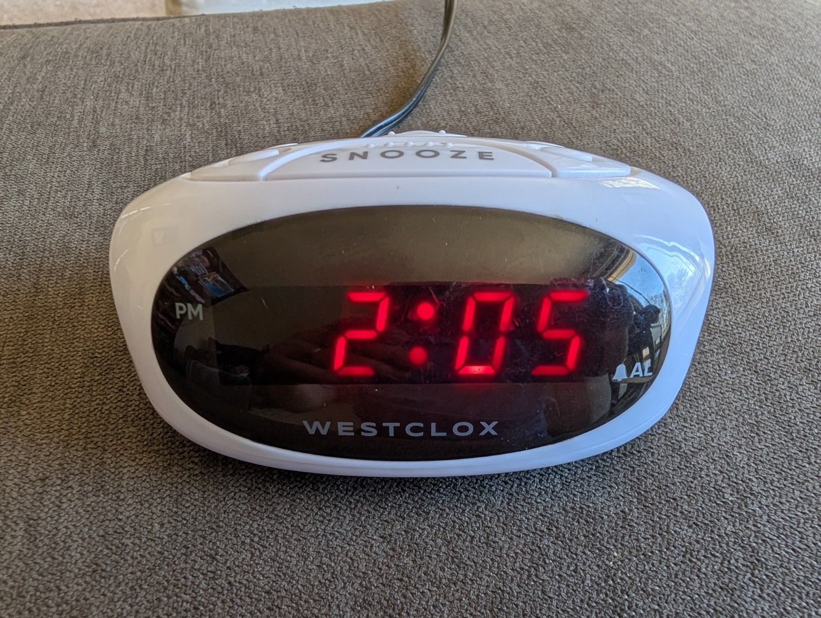 Westclox 70044 Digital Alarm Clock - White Oval - Red LED - Tested & Working