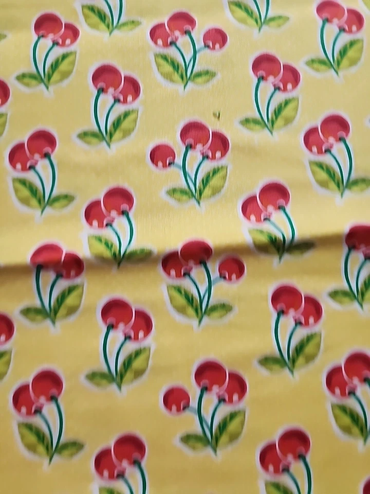 Cerezas de cereza sobre amarillo con mini lunares blancos tela de algodón 3 yardas 6" Foto 2 de 4