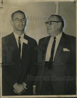 1963 Press Photo Leonard Freedman confers with John P