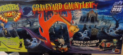 Lot 2 Monster 500 Graveyard Gauntlet Spielset und Koffer für Autos gespeichert