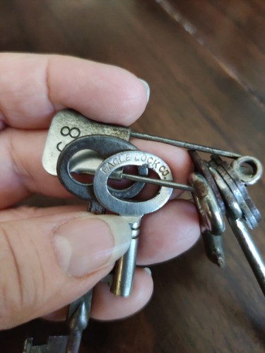 VINTAGE Skeleton Key LOT of 7 Eagle Lock Co Estate Find On Old Safety Pin 68 - Bild 5 von 5