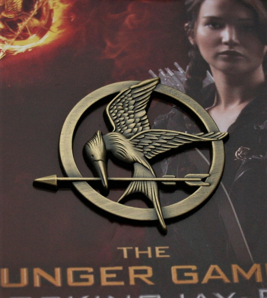 Hunger Games Mockingjay Lapel Pin New NOS 2012 MOC Movie Logo Prop ...