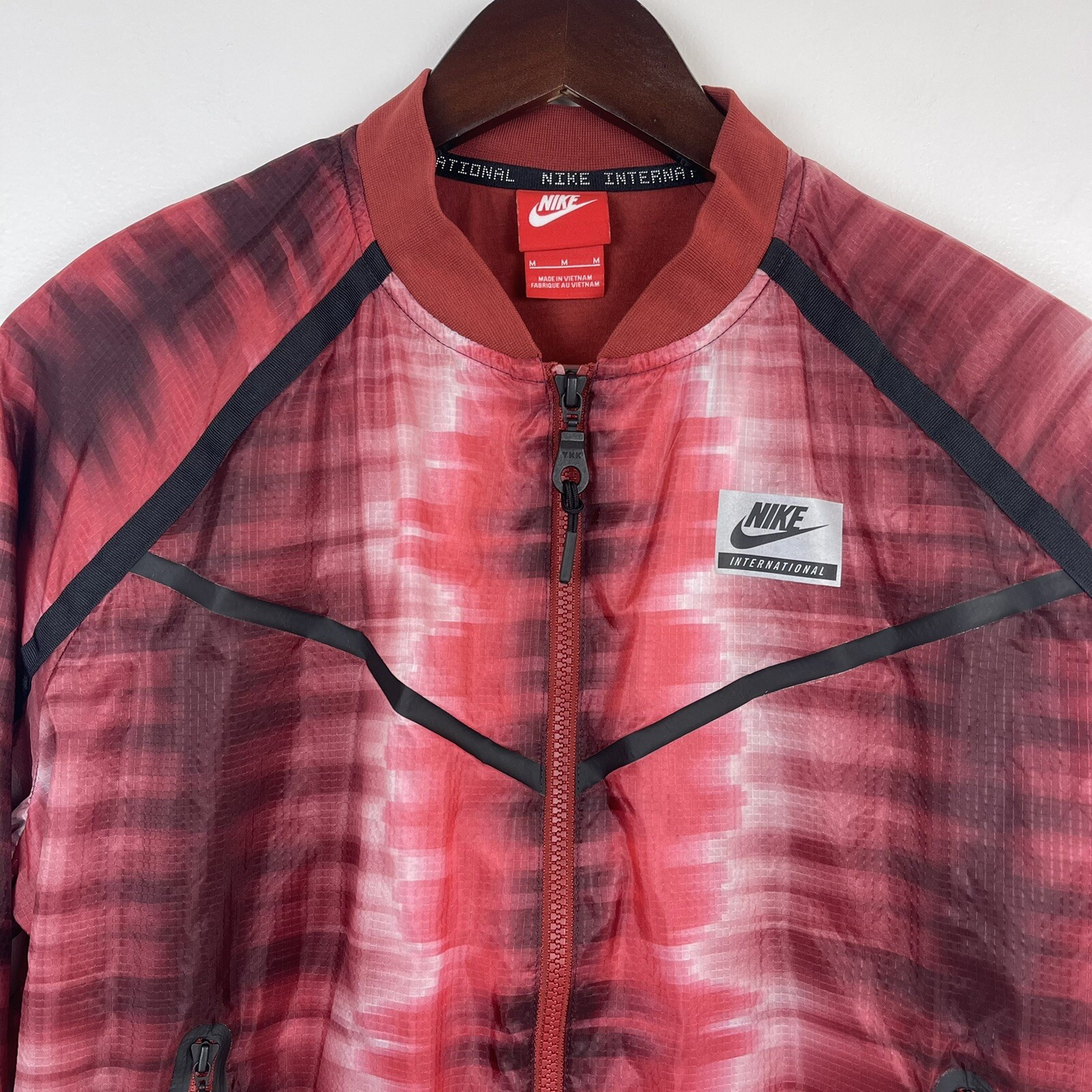 SACAI X NIKE Nike International Giacca Bomber Donna Leggera Rosso Pista Giacca a Vento Tg M