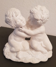 Skulptur Gips: 2 umarmende und küssende Kinder, 25 cm hoch, 24 cm breit, WEISS