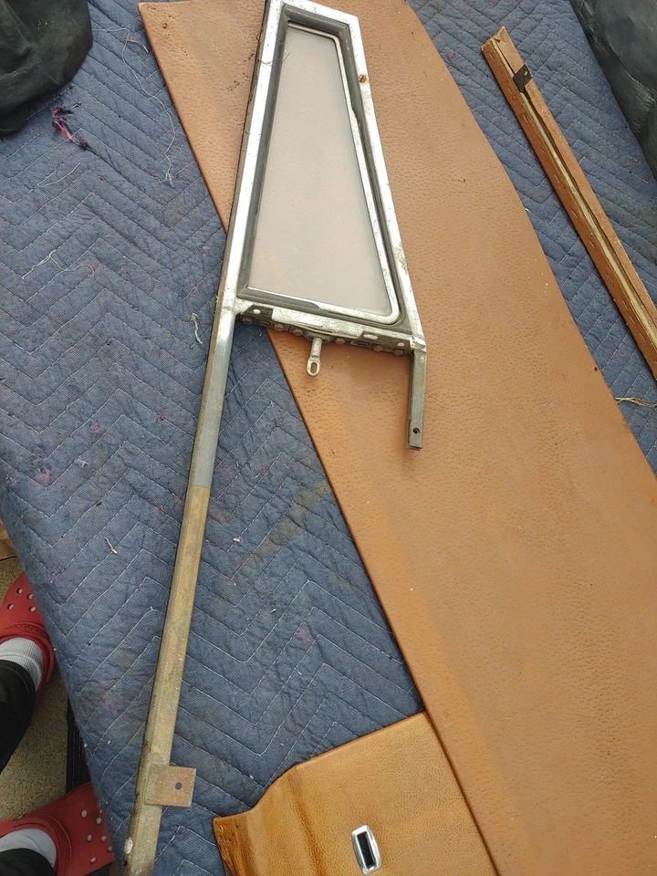 MERCEDES W111 220SE 250SE 280SE CUPÉ, PUERTA LATERAL IZQUIERDA VENTANA VENTILACIÓN CROMADA Foto 4 de 4