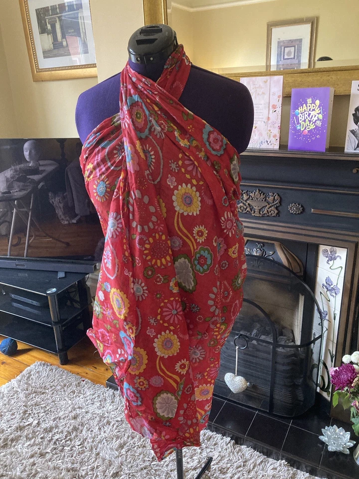 Large Cotton Print Sarong In Matching Bag. - Image 3 of 4