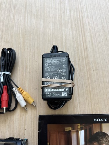 Sony Handycam DCR-DVD650 Hybrid Camcorder Touch Panel W/ Accessories Tested - Picture 8 of 24