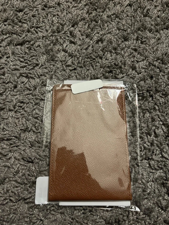 Louis Vuitton Taiga Estuche Plegable para Tarjetas de Identificación Cartera Delgada en Marrón Foto 2 de 2