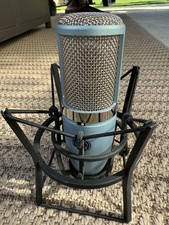 AKG P420 Large-diaphragm PODCAST Condenser Microphone, Suspension and Hard Case