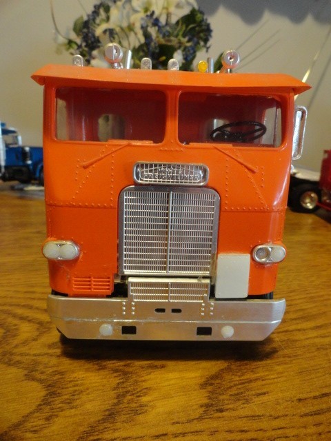 AMT White Freightliner SD Truck Tractor Model Kit 1:25 Skill 3 MPN 099-38340