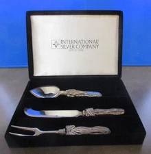 Vintage International Silver Co. 3 Piece Silverplate Serving Set w/ Bow Handles
