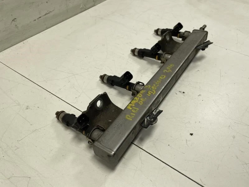 JUEGO DE 4 INYECTORES DE COMBUSTIBLE DEPORTIVOS MAZDA 3 2010 CON RIEL DE FÁBRICA Foto 3 de 4