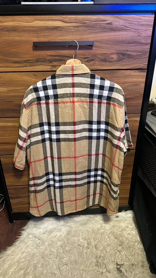 Camisa para hombre Burberry de lino con botones Foto 4 de 4