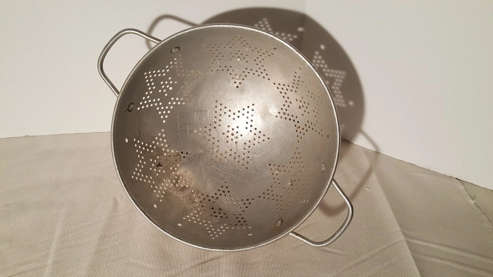 VINTAGE 7-STAR ALUMINUM COLANDER with FEET and HANDLES, 11.5" wide