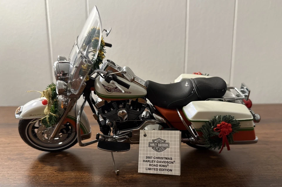 Franklin Mint 2007 Christmas Harley Davidson Road King Diecast Motorcycle 1/10 - Image 4 of 4
