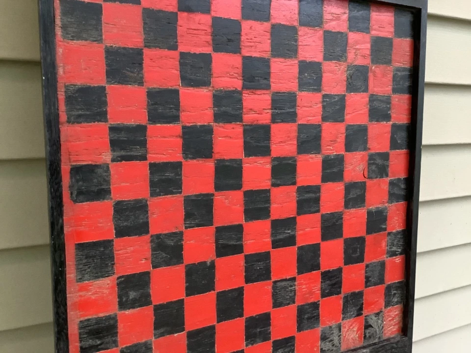 Antiguo tablero de juego rojo y negro tablero de ajedrez arte popular madera primitiva Foto 2 de 4