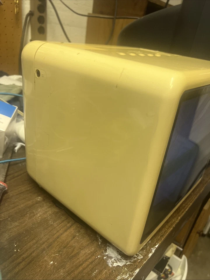Vintage Quasar Portable TV Model WP2145XH1984 Works Yellow Retro Gaming - Image 3 of 4