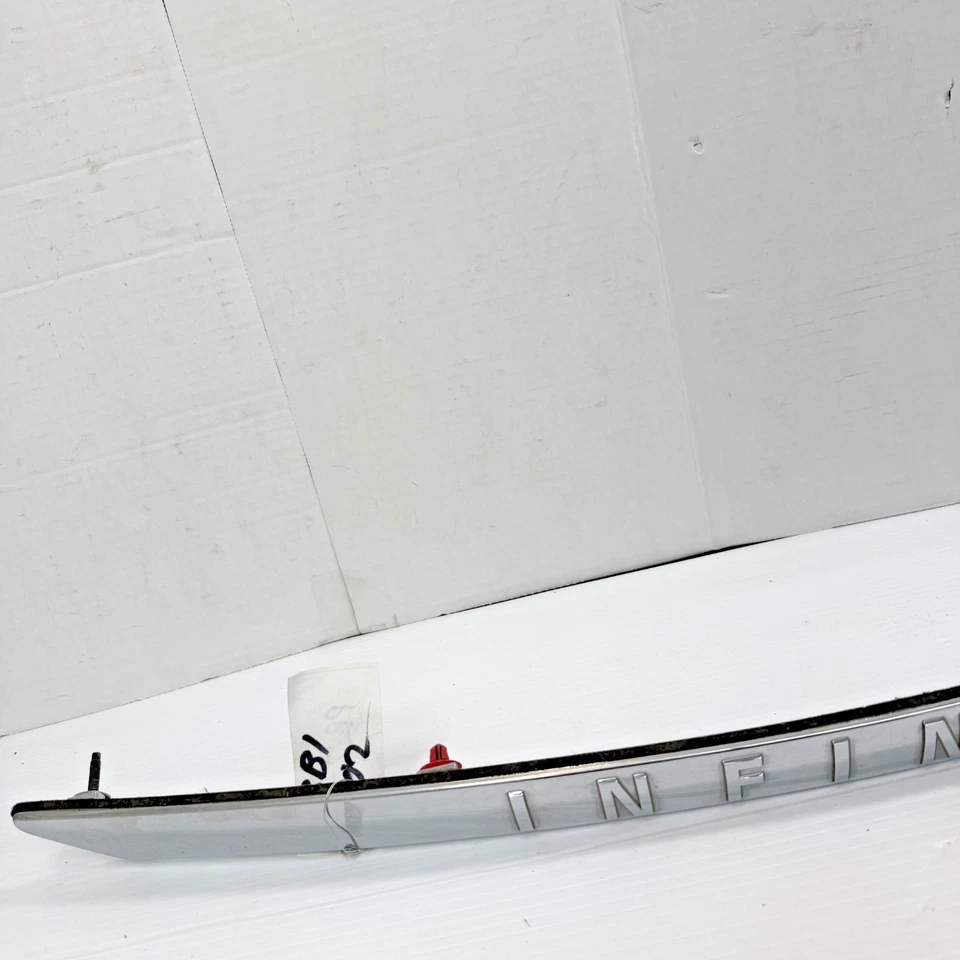 НОВЫЙ ХРОМИРОВАННЫЙ МОЛДИНГ ОТДЕЛКИ БАГАЖНИКА INFINITI FX QX70 2009–2017 ГОДОВ ОТ ОРИГИНАЛЬНОГО ПРОИЗВОДИТЕЛЯ 90810-1CJ0A - Изображение 3 из 4