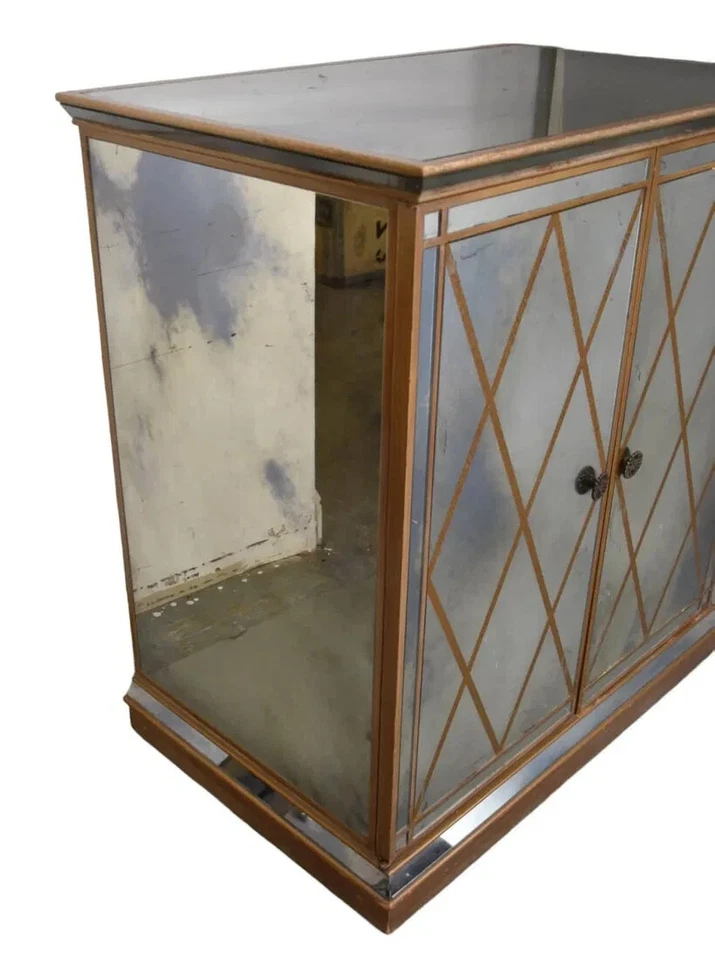 Armario 2 puertas espejado con acento geométrico dorado sobre ruedas, Foto 4 de 4