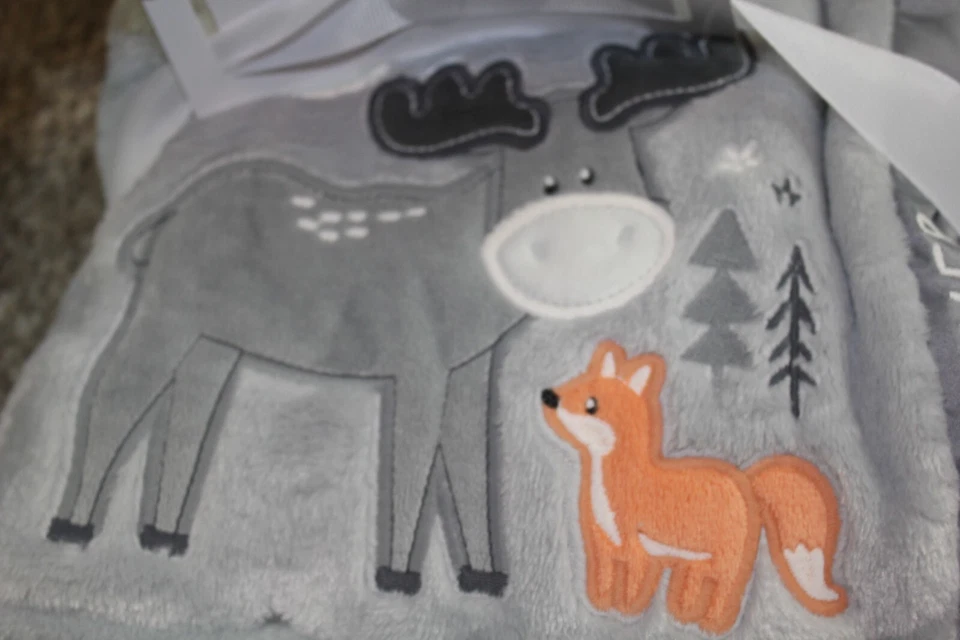 Manta de bebé Wendy Bellissimo Woodland Collection Moose Fox gris borde satinado nueva con etiquetas Foto 3 de 4